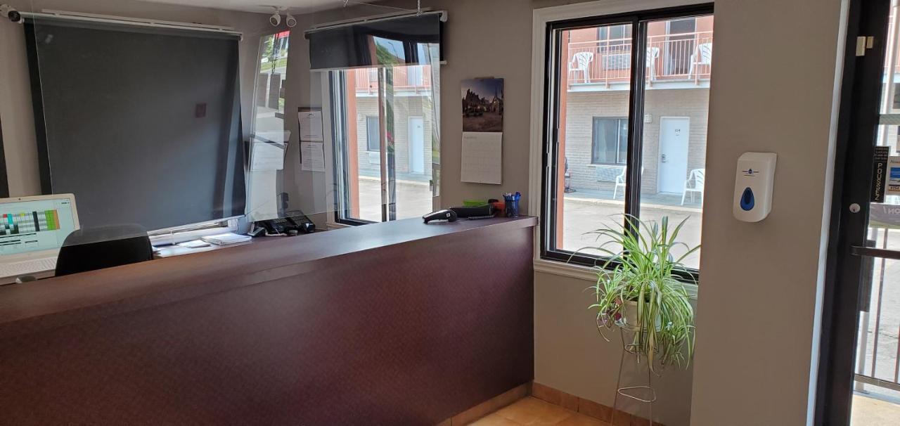Motel Falcon Brossard Zewnętrze zdjęcie